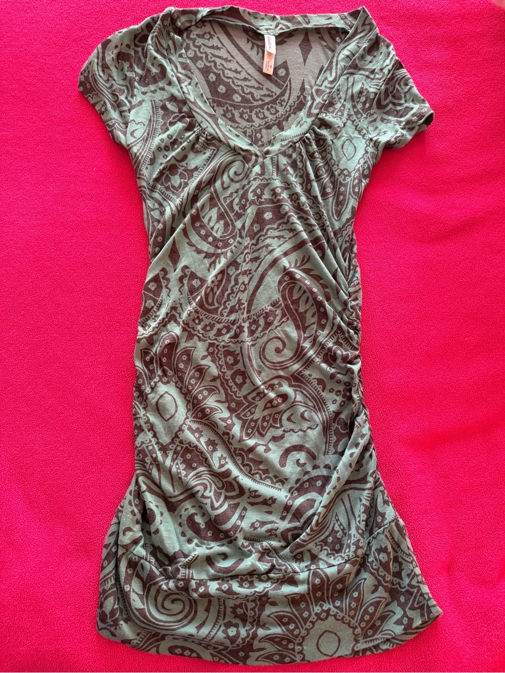 Xhilaration Women’s Green & Brown Patterned V-Neck Ruched Short Sleeve Top